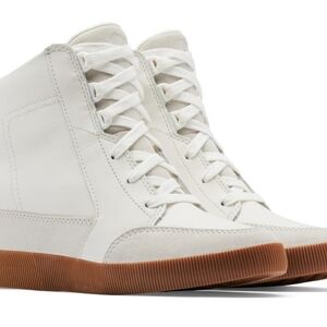 Sorel White High-Top Ankle Boots with Gum Sole